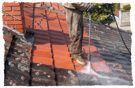 Photo nettoyage au karcher d'une toiture tuile
